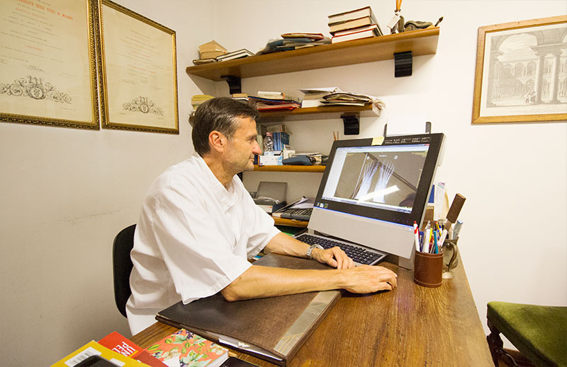 Il Dr. Montoli nel suo studio di Varese