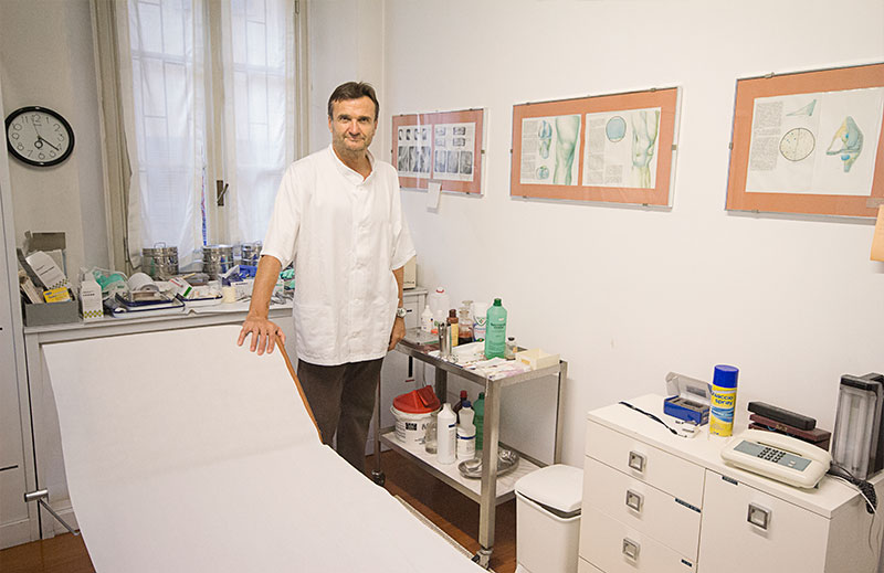 Il Dr. montoli nel suo ambulatorio ortopedico a Varese