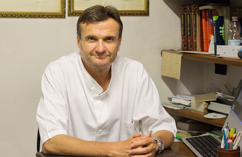 Il Dr. Carlo Montoli nel suo studio ortopedico